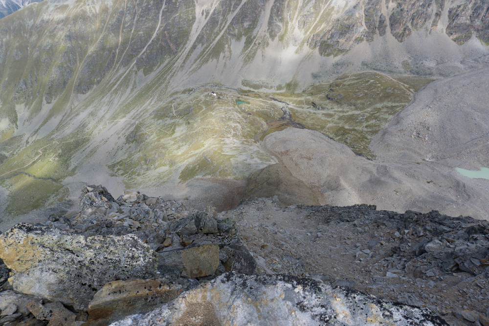 Tiefblick auf die Düsseldorfer Hütte vom Vertain-NW-Grat