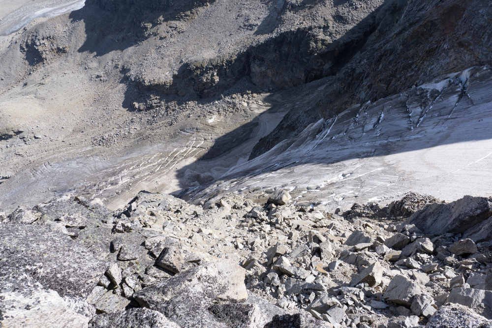 Tiefblick in die Vertain-Nordwand vom Vertain-NW-Grat